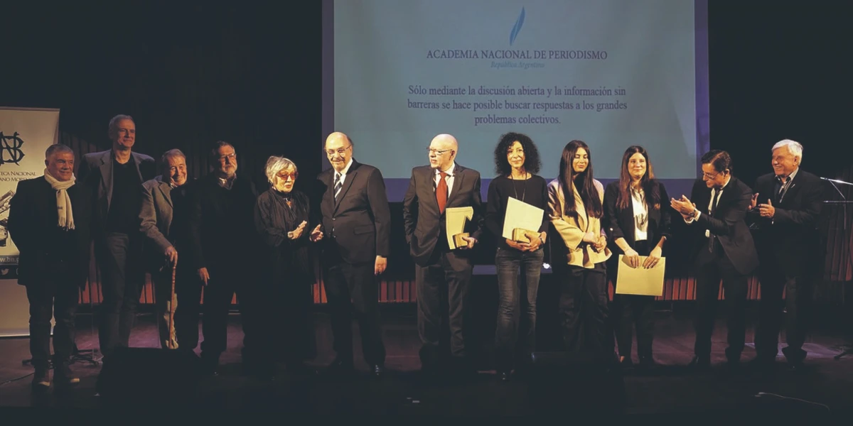 PLUMAS DE HONOR. Los periodistas premiados durante el acto en la sala Borges de la Biblioteca Nacional, en Buenos Aires. 