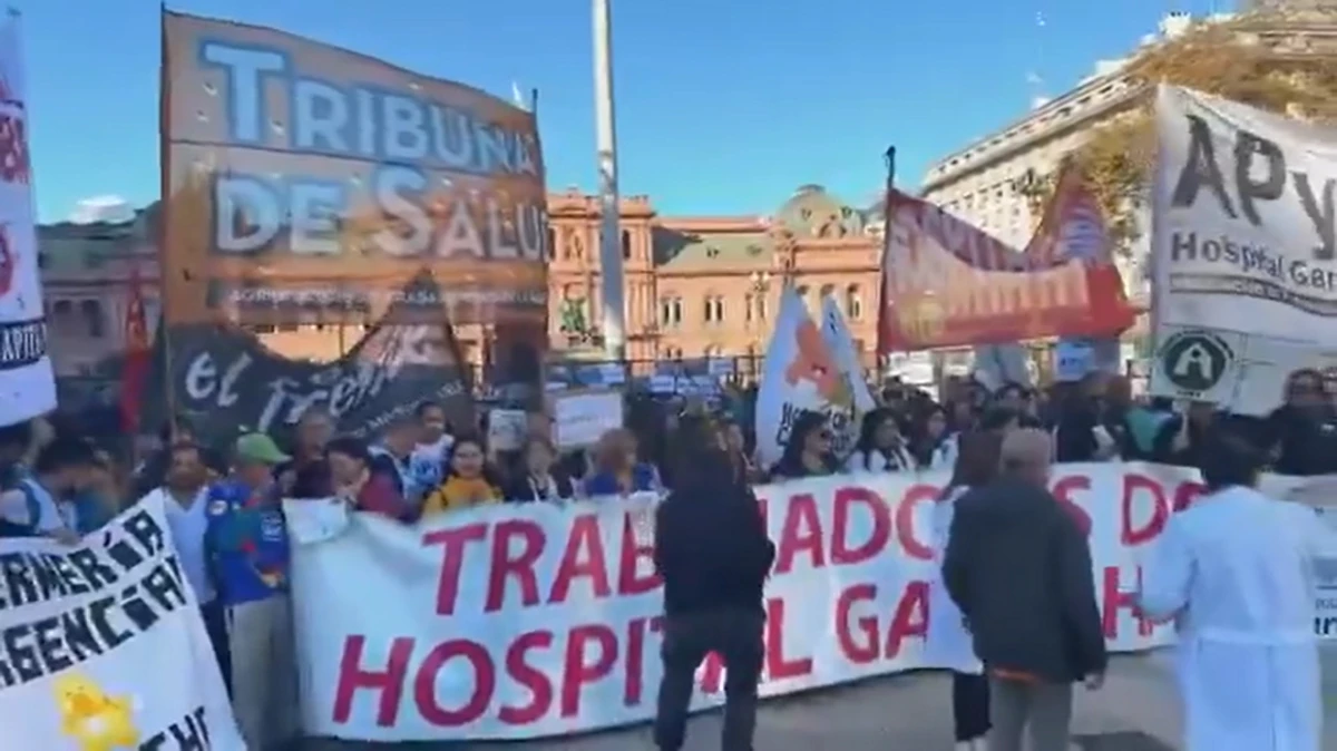 Médicos del Garrahan marchan hacia Plaza de Mayo