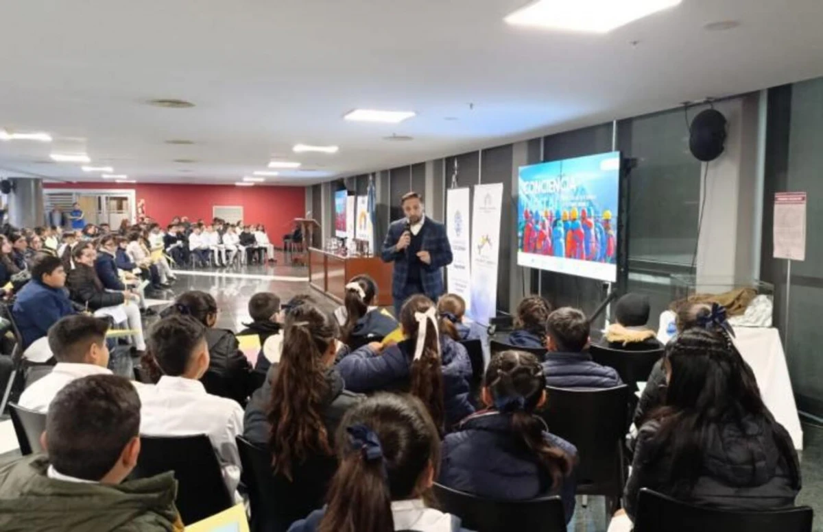 Riesgos en entornos digitales: aseguran que el 50% de los niños de cuatro años usa celulares