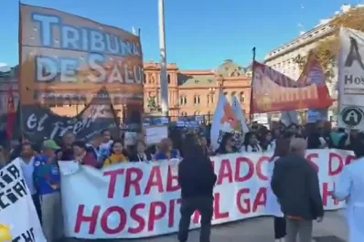 Médicos del Garrahan marchan hacia Plaza de Mayo