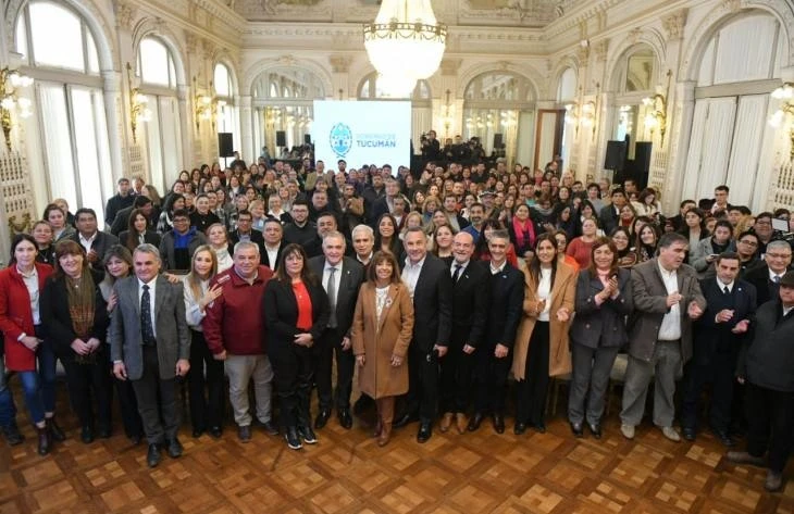 EN EL SALÓN  BLANCO. El gobernador encabezó el acto con funcionarios y dirigentes de gremios docentes.