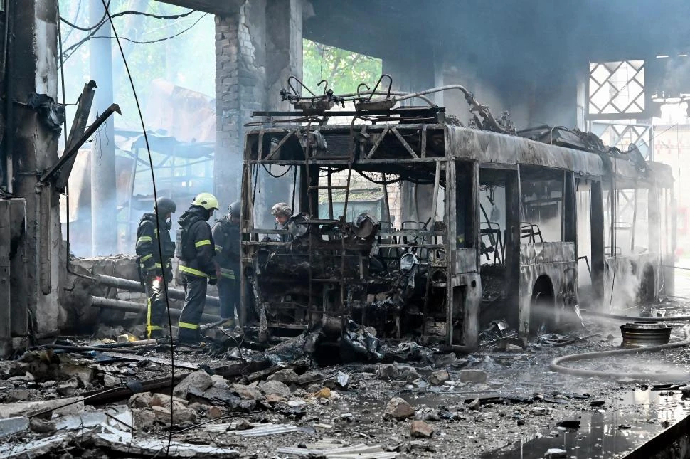 INCENDIO. Rescatistas ucranianos trabajan entre restos de un bombardeo.