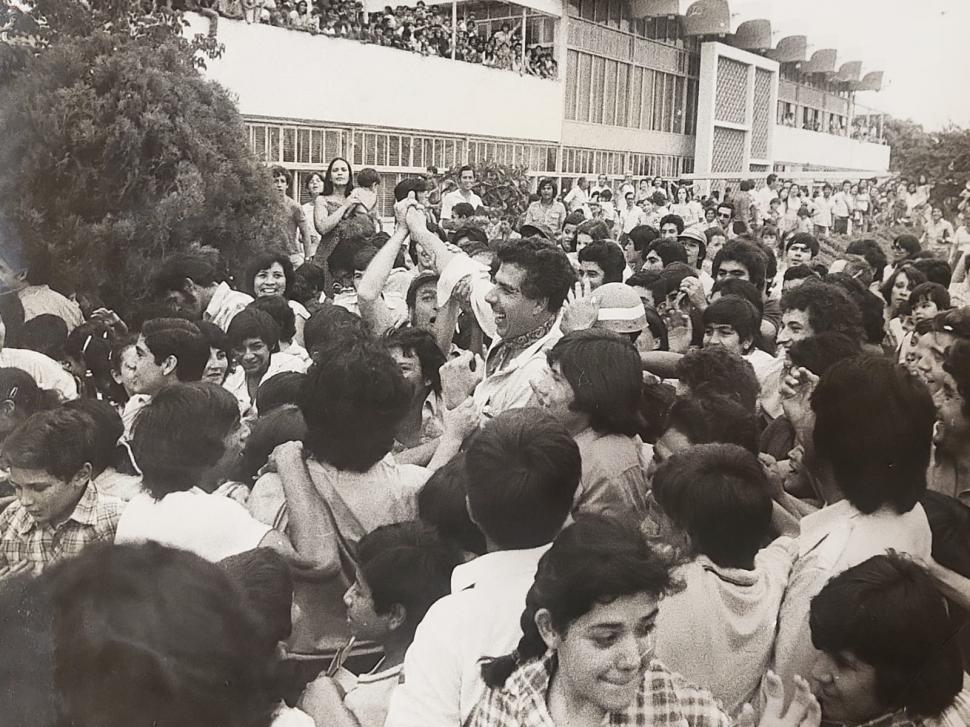 POPULAR. “El Profesor Jirafales” y el cariño de los fans tucumanos.
