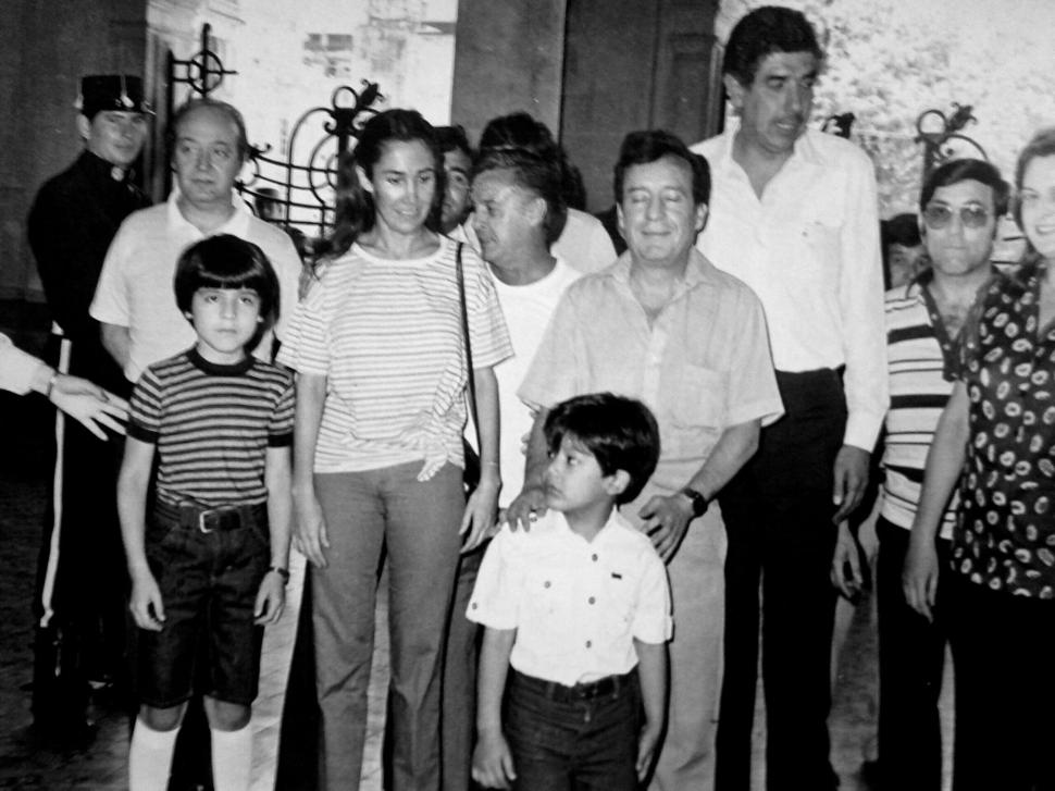POSTAL.Chespirito y el elenco compartieron con los niños tucumanos.