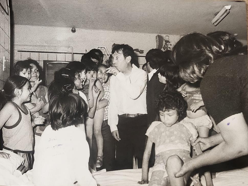 EMOCIÓN. El 5 de diciembre de 1980, El Chavo visitó el Hospital de Niños y conmovió a los pacientes al repetir su clásico “eso, eso, eso”.