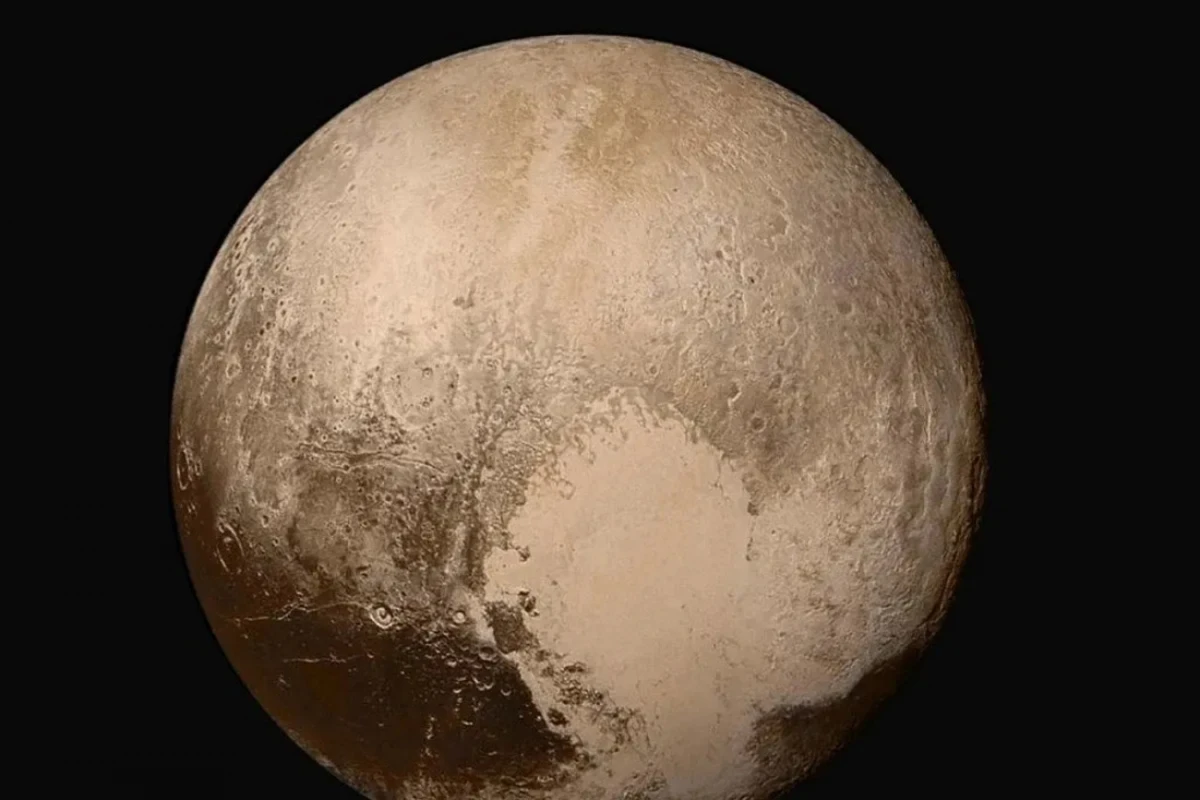 Plutón sorprende otra vez: el Telescopio James Webb revela que su atmósfera es única en el Sistema Solar