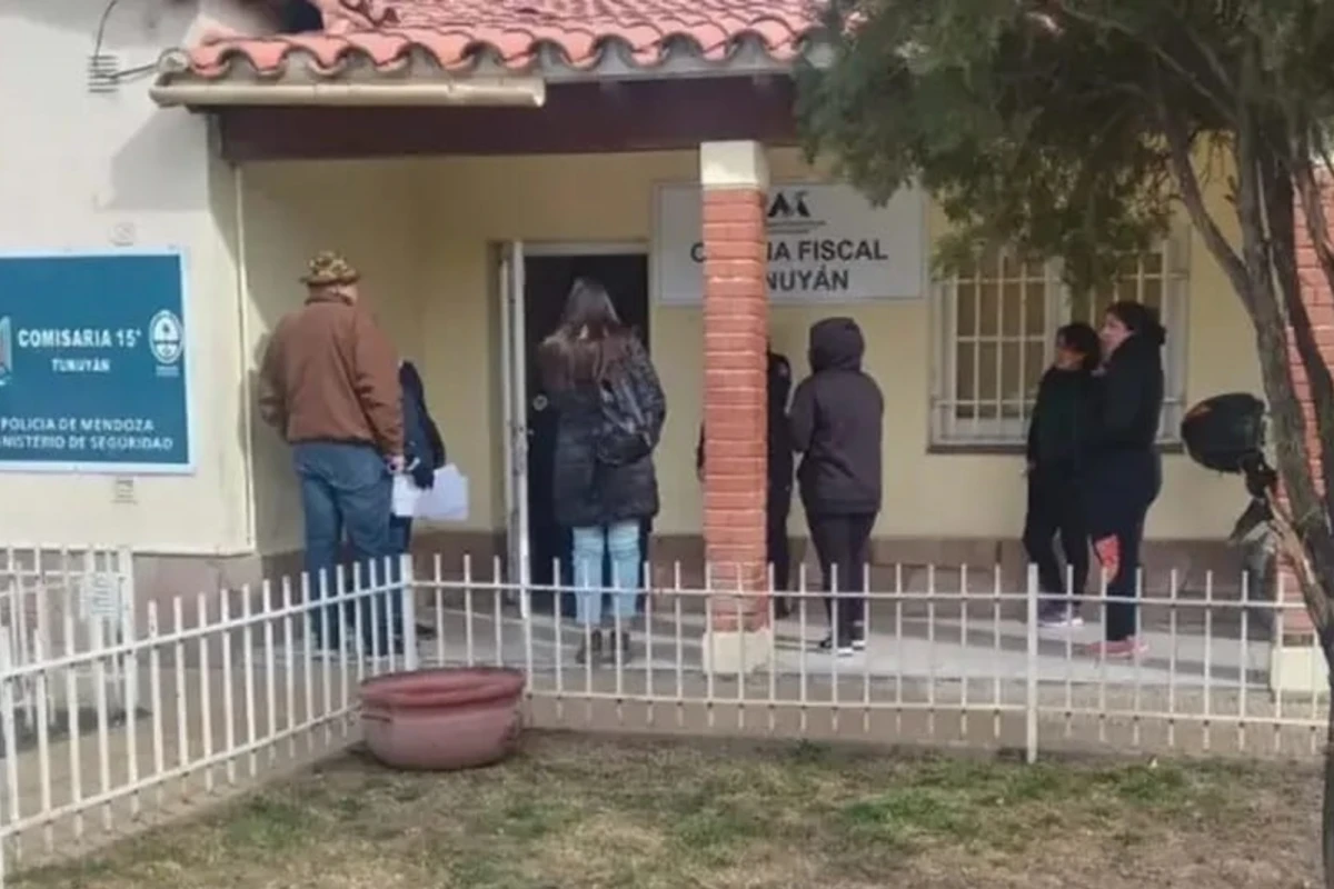 Una mujer de 50 años y su pareja fueron detenidos por la policía, acusados de intentar vender a su nieto