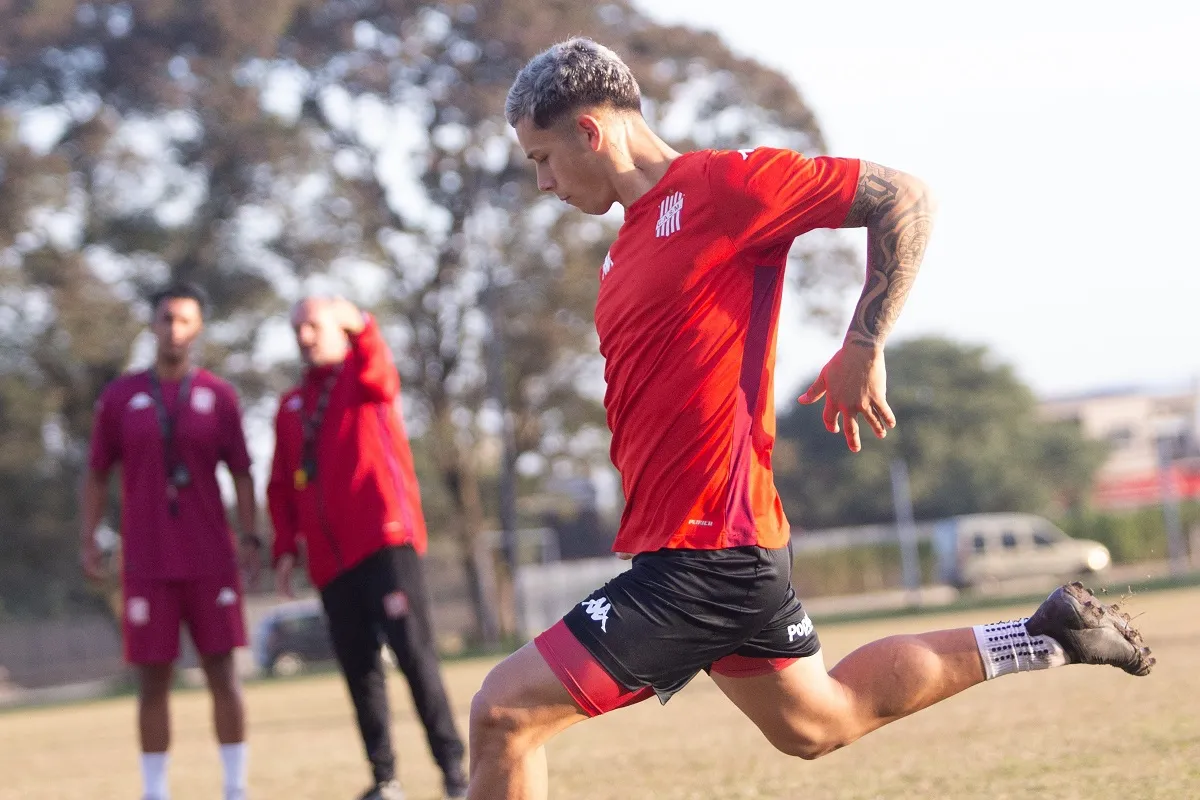 PREPARACIÓN. Taboada se mantiene enfocado durante las prácticas en el complejo Natalio Mirkin.