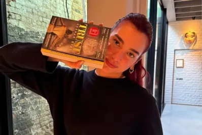 Conoce a la otra Dua Lipa: tan cerca de los libros como de los escenarios