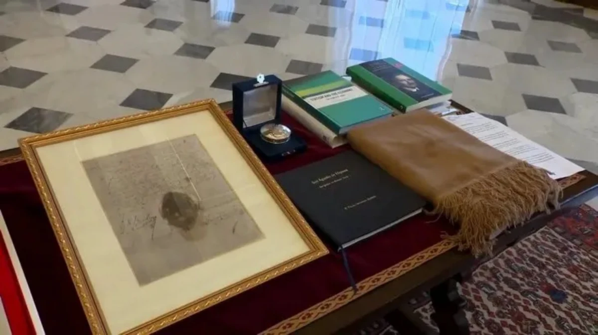 Milei le hizo regalos cargados de simbolismo a León XIV, tras su encuentro en Roma