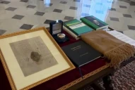 Milei le hizo regalos cargados de simbolismo a León XIV, tras su encuentro en Roma