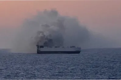 Un barco abandonado con 3000 autómoviles arde en el Pacífico