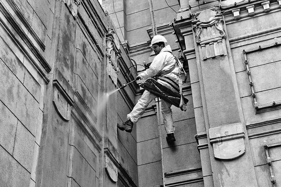 EN ALTURA. Además de las paredes, se mejoran las celosías del edificio.