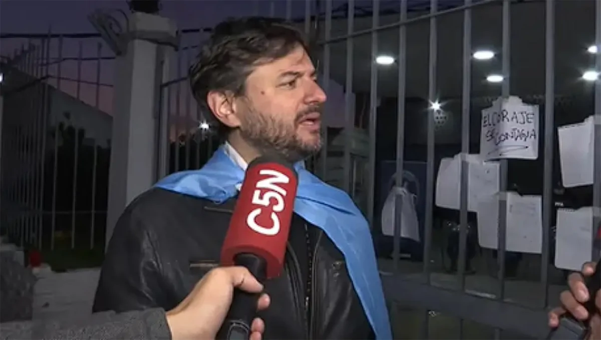 TODA LA NOCHE. Juan Grabois fue liberado esta mañana de la Superintendencia de Investigaciones Federales, en Villa Lugano, Ciudad de Buenos Aires.