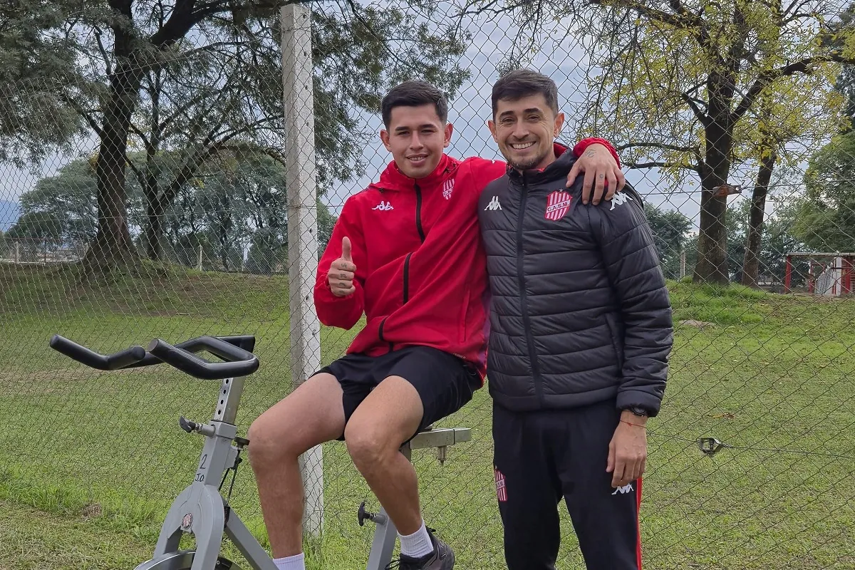 CON GANAS DE VOLVER. Nicolás Moreno posa junto al kinesiólogo Gerardo en una nueva jornada de entrenamiento.