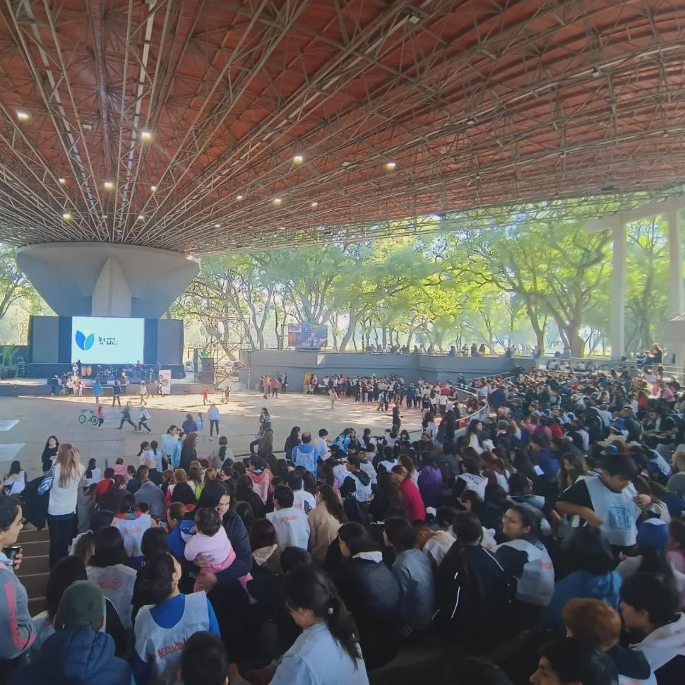 ESCENARIO. Hubo música y sorteos al final del ejercicio físico.