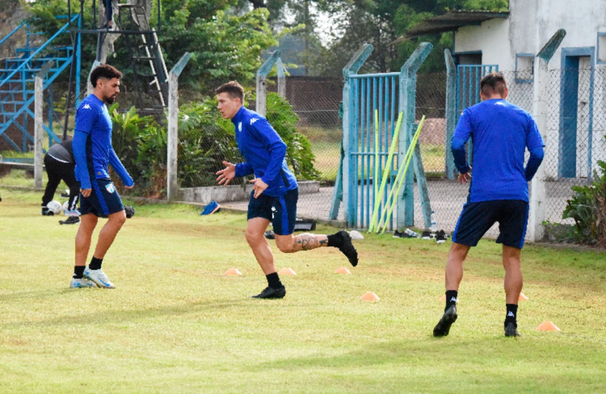 LA CABEZA ARRIBA. Ferrari está contento de haber vuelto a jugar y, pese a la derrota en Córdoba, dejó una imagen de compromiso y entrega en la zaga “decana”.
