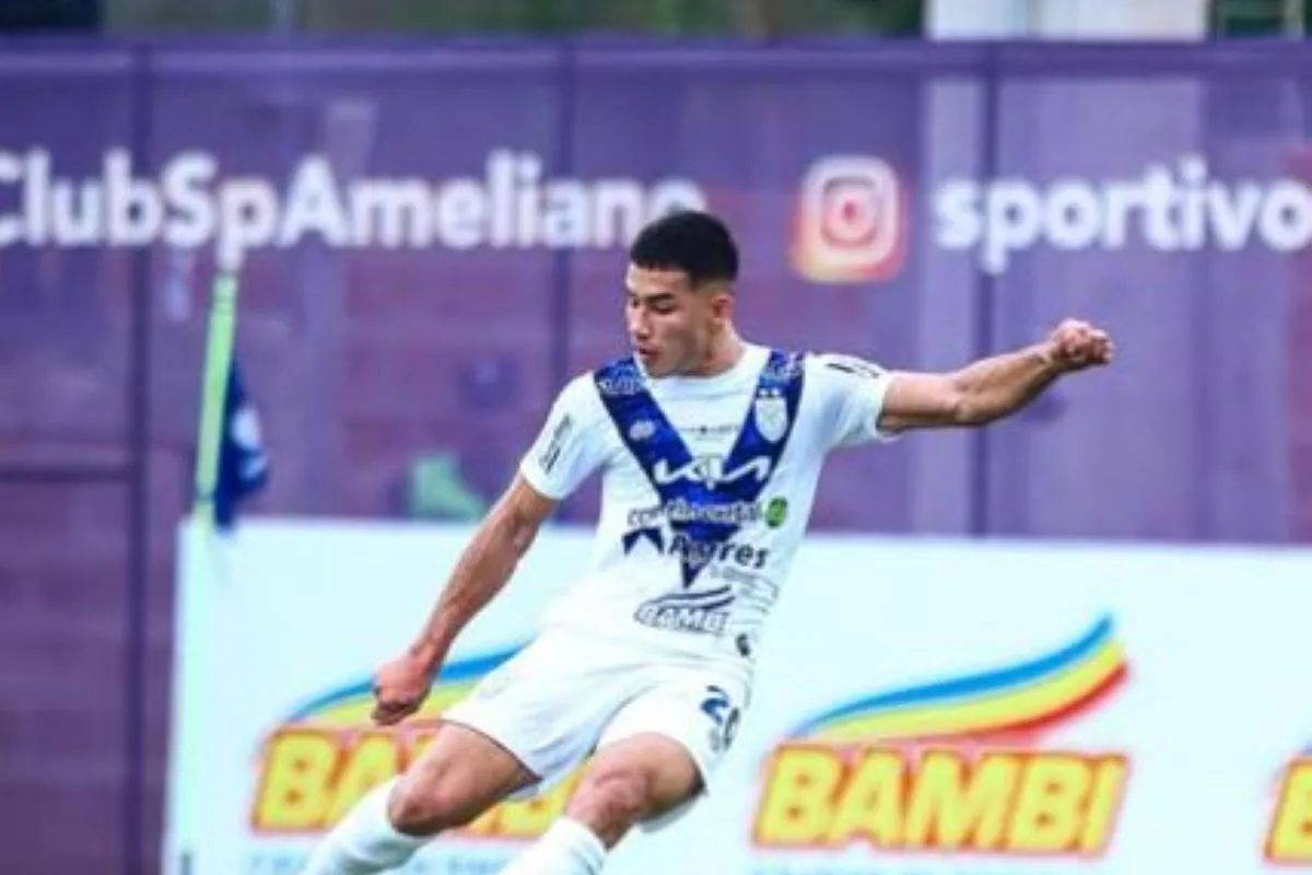A DEFENDER. Además de pegarle a colocar, Ferreira llega para proteger el balón ante los rivales.