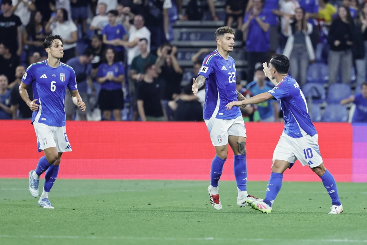 ALIVIO. Raspadori saluda a Di Lorenzo luego del 1-0. Italia recobró la sonrisa y apuesta a encaminar su racha en las Eliminatorias.