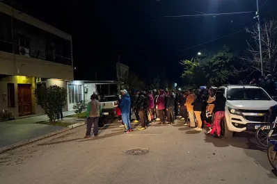 Marcha en Alberdi: vecinos se manifestaron en apoyo a Luis Campos frente a su casa