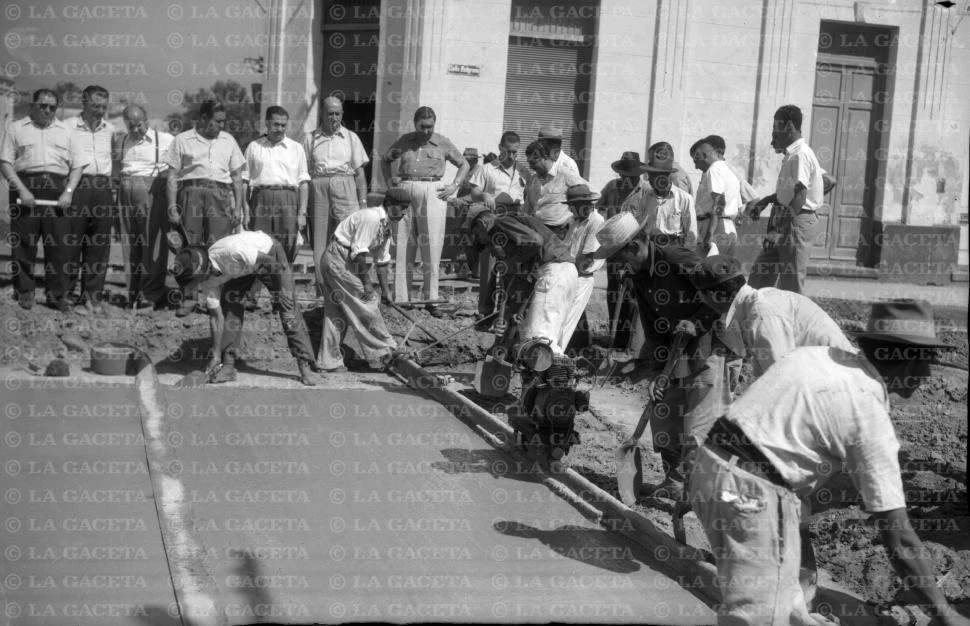 Recuerdos fotográficos: pavimento para la calle Belgrano