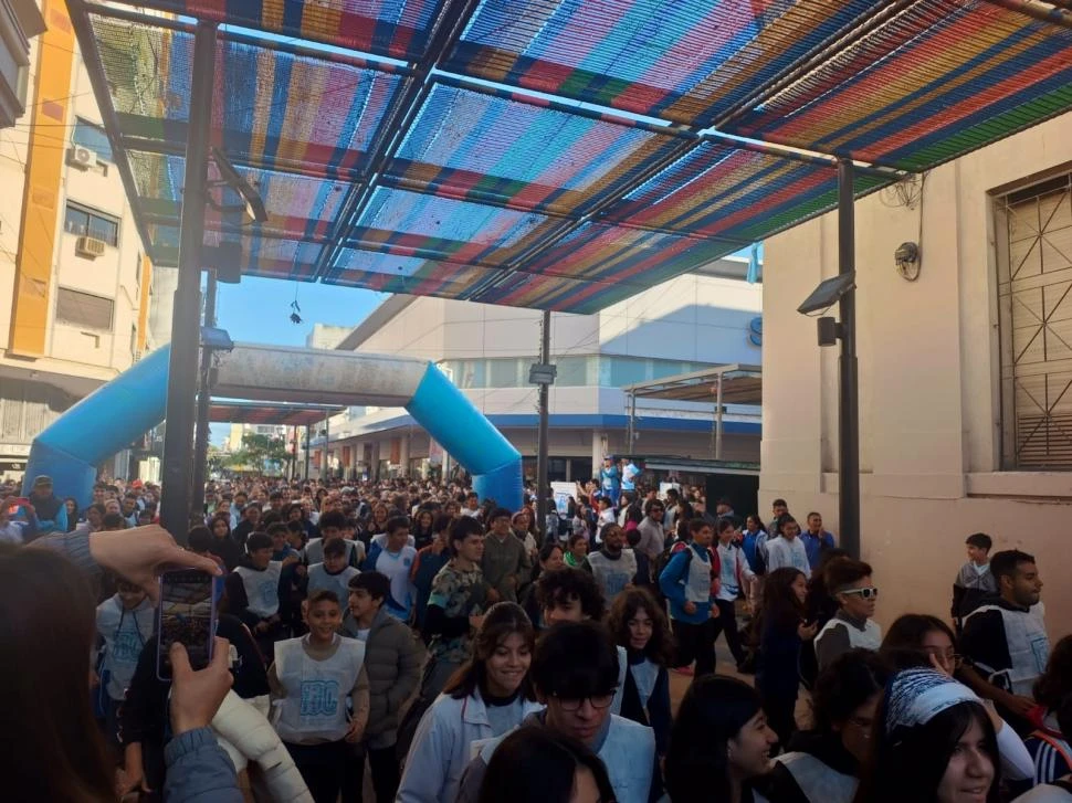 CELESTE Y BLANCA. La pechera que usaron los participantes, tenía el logo de los 150 años de la institución.