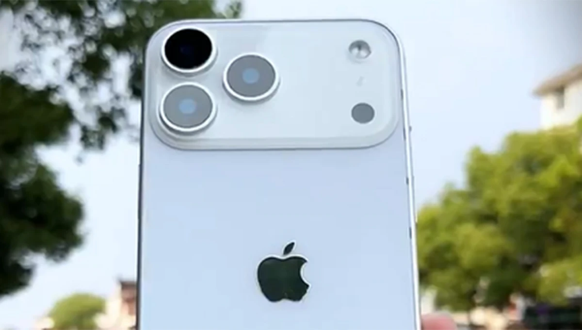 NOVEDADES. El nuevo iPhone 17 tendría un módulo de cámaras similar al empleado por otras marcas.