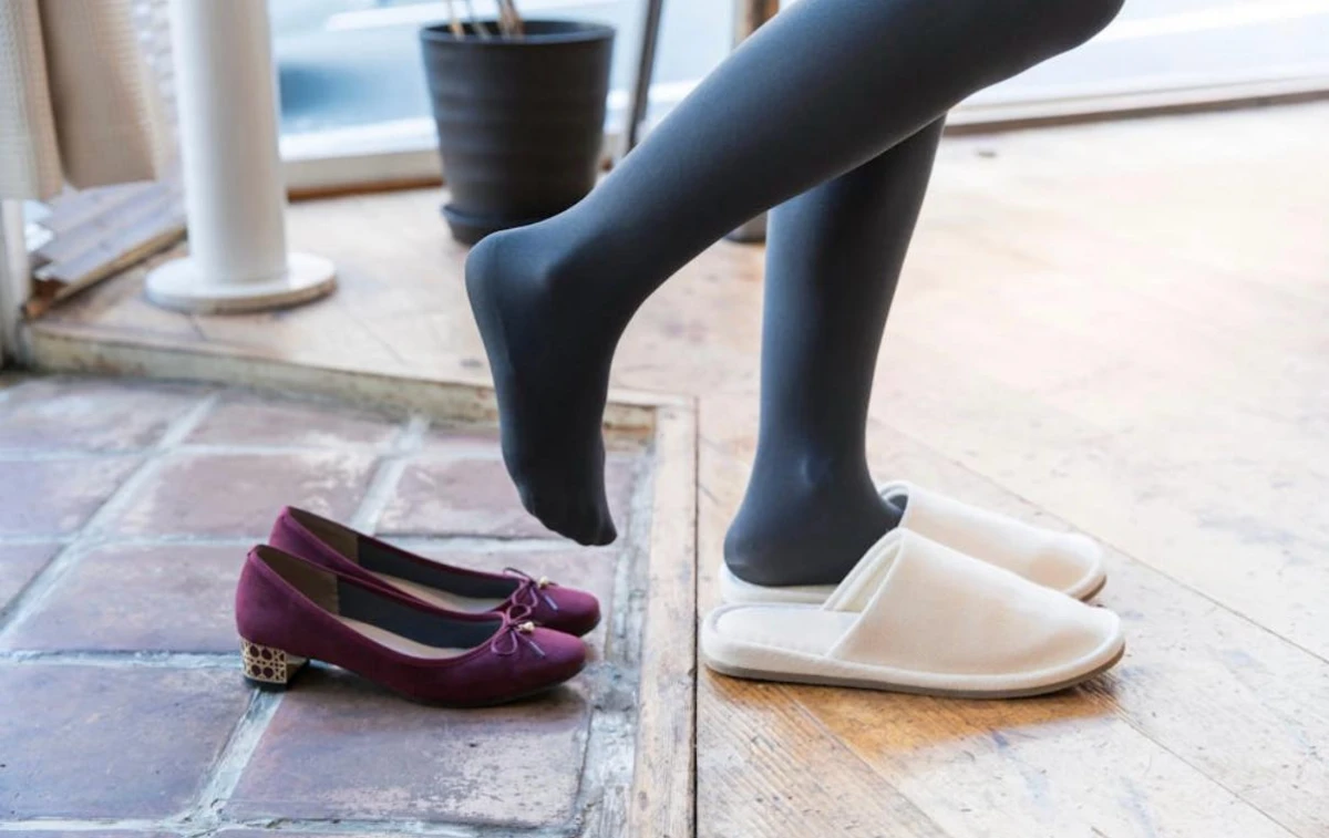 Por qué cada vez más gente deja su calzado fuera de casa: Lo tomo como una forma de proteger mi hogar