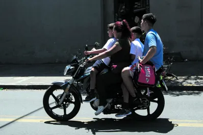 Tránsito en moto: estudiarán con los chicos si sus papás usan casco