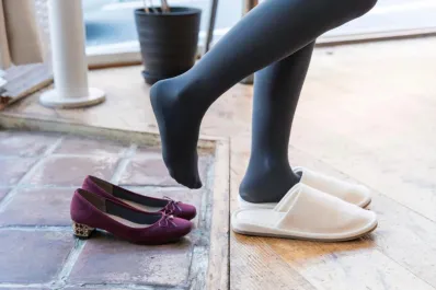 Por qué cada vez más gente deja su calzado fuera de casa: Lo tomo como una forma de proteger mi hogar