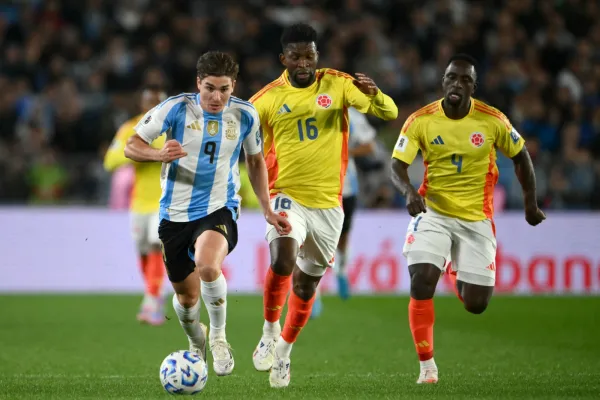 El 4-3-3 volvió sin gloria: Argentina salvó el empate con más alma que juego