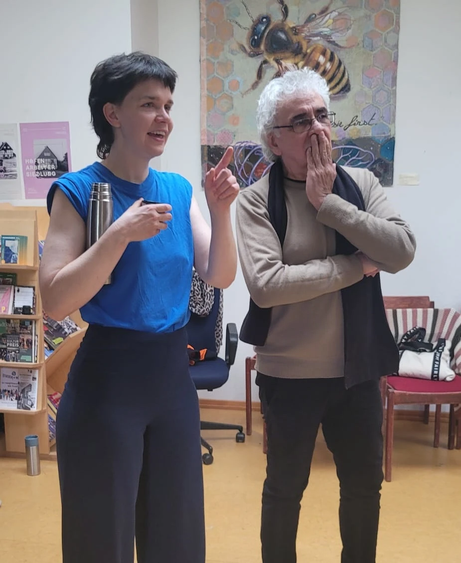 DISCÍPULA Y MAESTRO. Nora Kühnhold y Raúl Reyes, ayer en la primera clase en Alemania.
