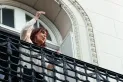 Cristina Kirchner salió a saludar a la militancia desde el balcón de su casa