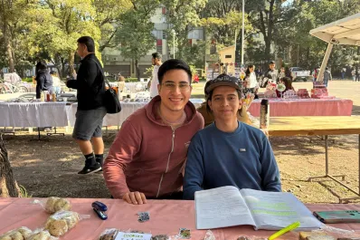 Venden budines y alfajores con una meta: asistir al congreso de Matemática en Bariloche