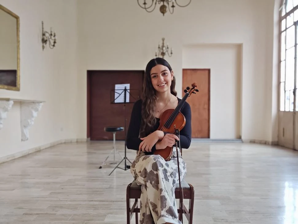 ENSAYOS. Concentración y pasión son palabras que definen lo hecho por la violinista durante sus jornadas de trabajo en el foyer del Alberdi. 