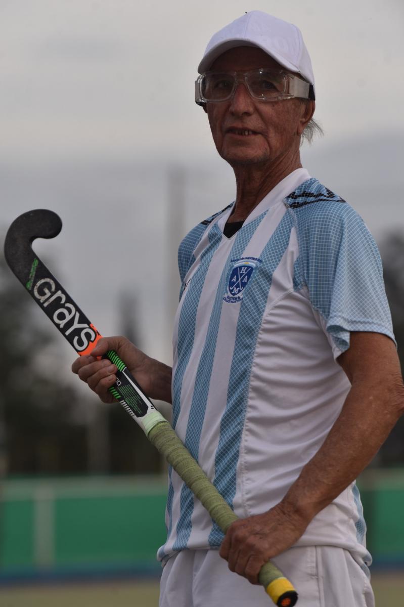 A los 75 años, sigue jugando por Argentina: la increíble historia de Fernando Apestey y su pasión por el hockey