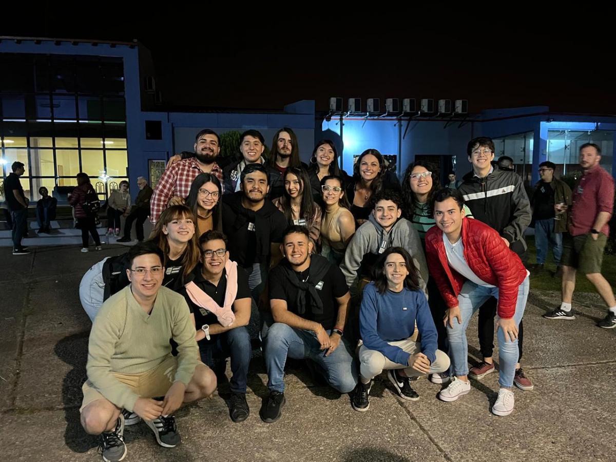 HAMBRE DE FUTURO. Esta es la historia de un grupo de estudiantes que se acerca a su meta, budín a budín. / CORTESÍA NICOLÁS ROJAS
