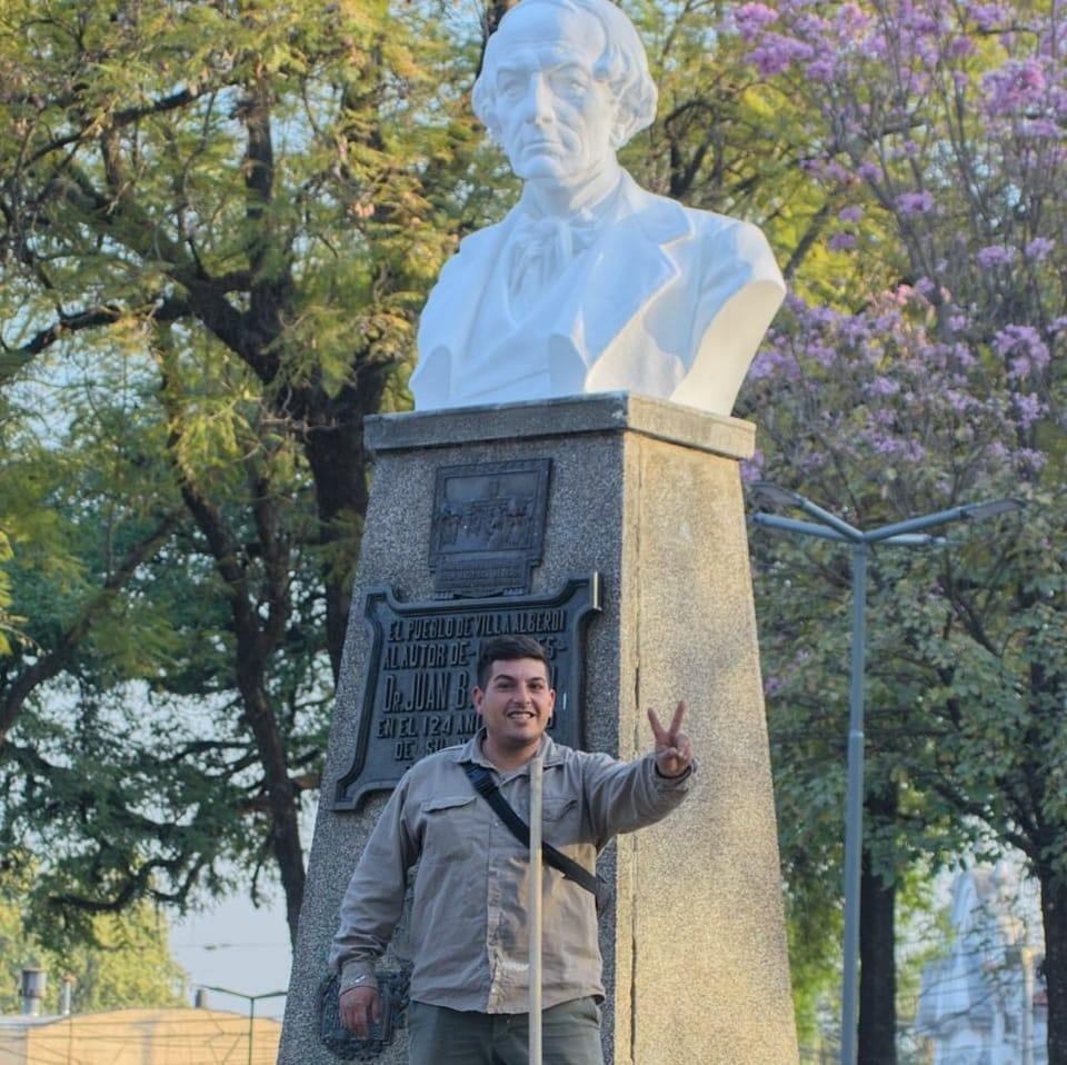 SALUDO. El ex concejal Albano Loru con ropa y herramientas de trabajo.
