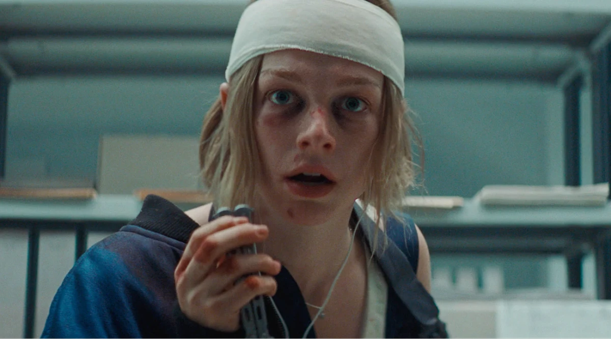 YA EN MAX. La actriz de Euphoria protagoniza un thriller alemán que combina terror sobrenatural, estética psicodélica y científicos dementes. / MAX