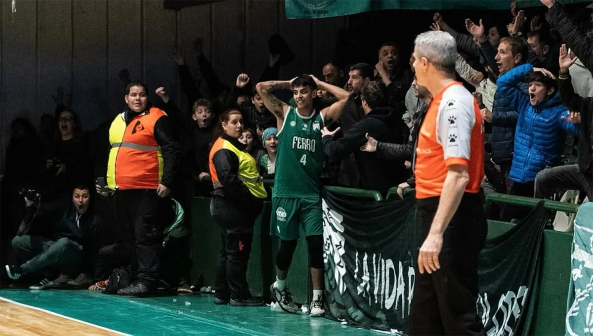 UNA LOCURA. Emiliano Lezcano hizo explotar el estadio con un tiro increíble sobre la chicharra..