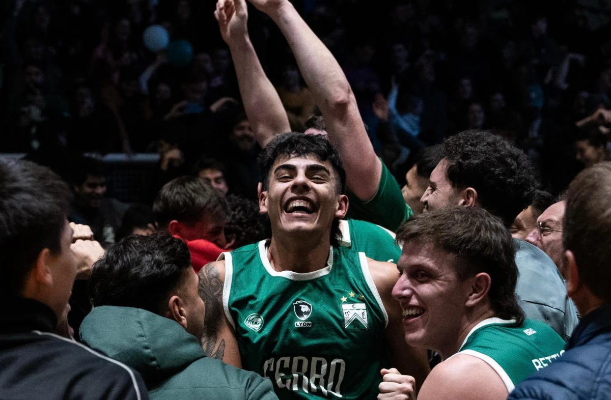 ALEGRÍA. Emiliano Lescano se llevó todos los flashes luego de darle la victoria a Ferro con un triple de ensueños.