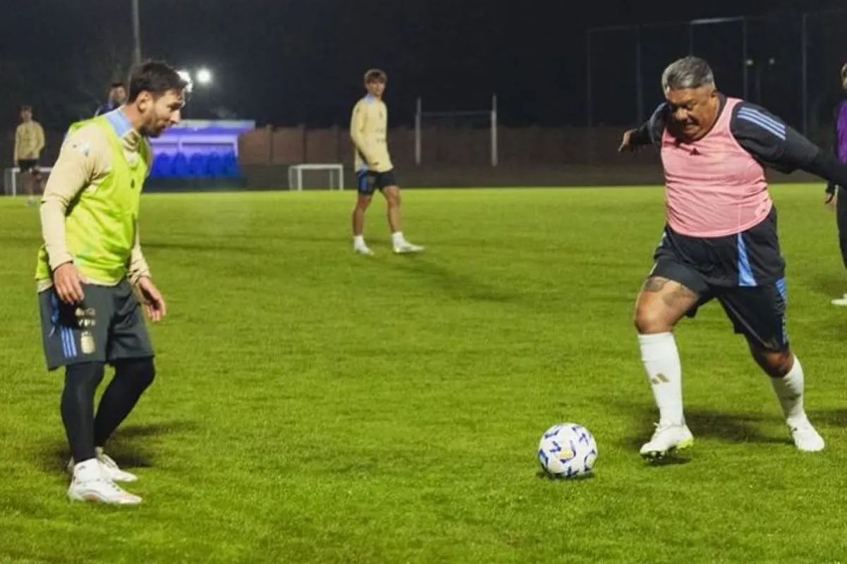 EN JUEGO. El mejor del mundo en el partido cábala junto a Tapia.