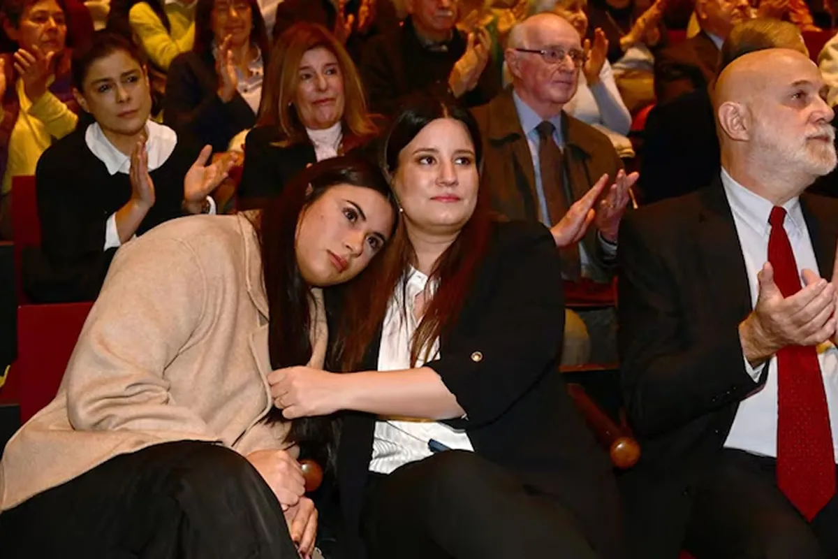 Las hijas de Lanata, Lola y Bárbara, junto a sus madres (atrás) en un homanaje que se hizo en honor al periodista.