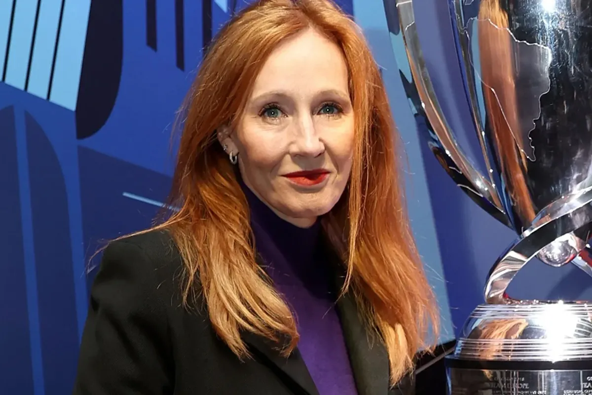 J. K. Rowling atacó a una mujer trans por sacarse selfies en un baño.