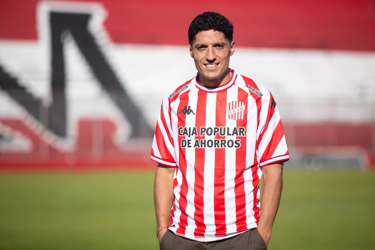 Nicolás Castro ya se calzó la casaca del Santo.