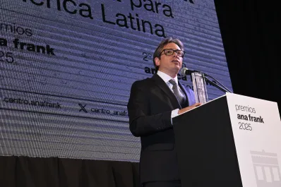 Christian Asinelli recibió el Premio Ana Frank por su compromiso con la educación y los derechos humanos en América Latina