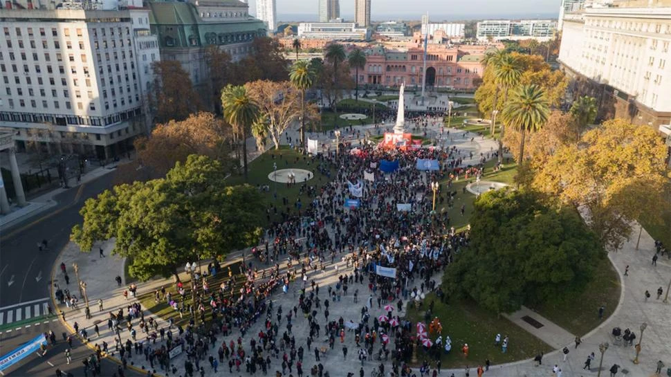 EN PLAZA DE MAYO. Confluyeron jubilados, militantes del PJ, el Frente de Izquierda y los médicos del Garrahan