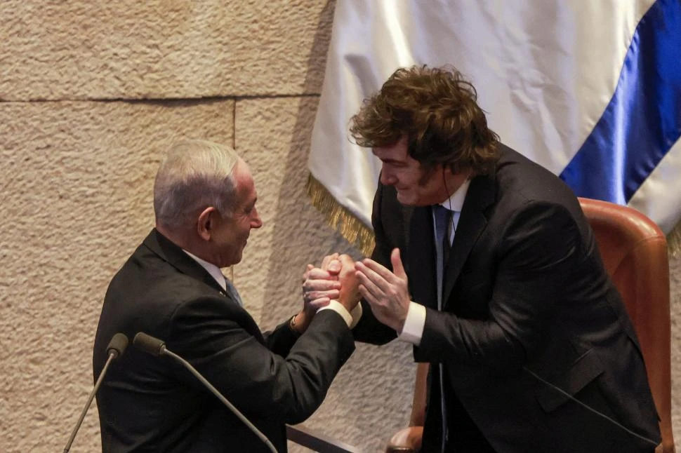 JUNTOS. Milei y Netanyahu se saludan luego del discurso en la Kneset.