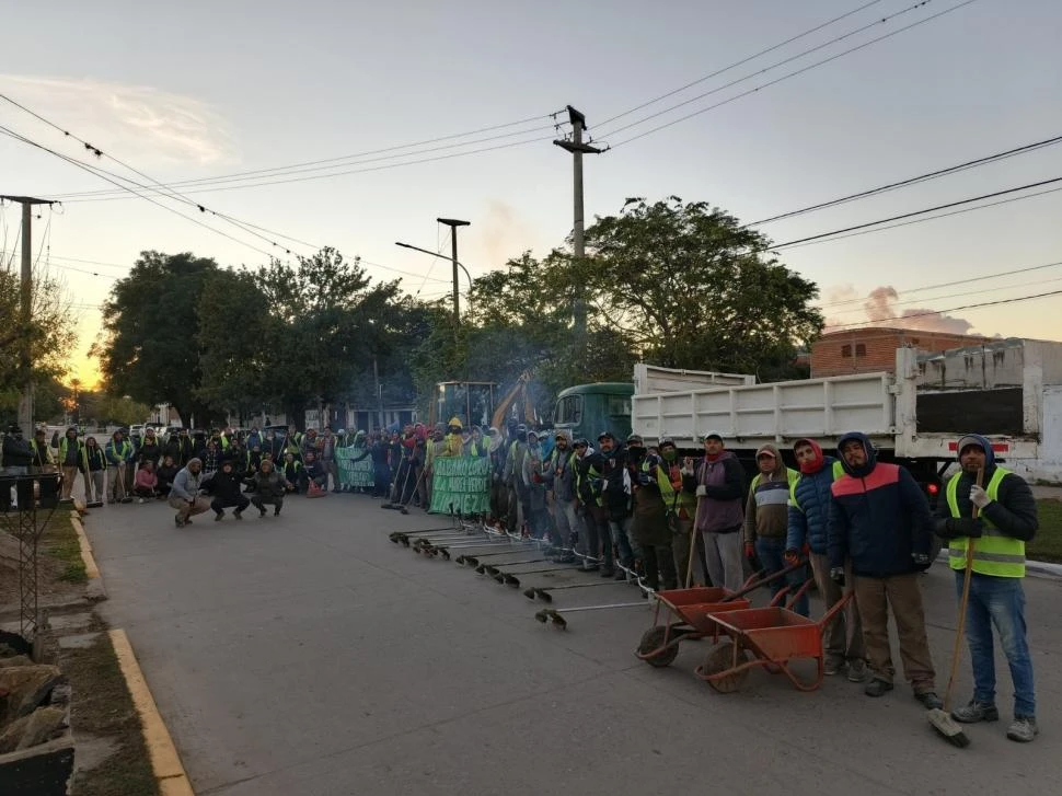 FORMACIÓN. Los trabajadores de los “Chalecos Verdes” con sus herramientas y vehículos con los que realizaban sus tareas. 