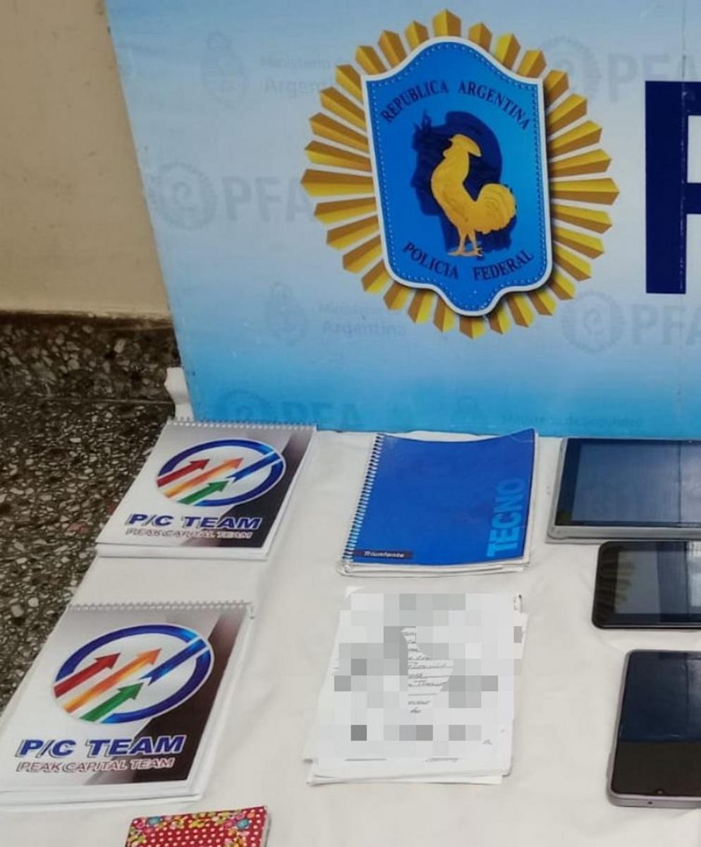 Agendas de Peak Capital Team y otros materiales. 